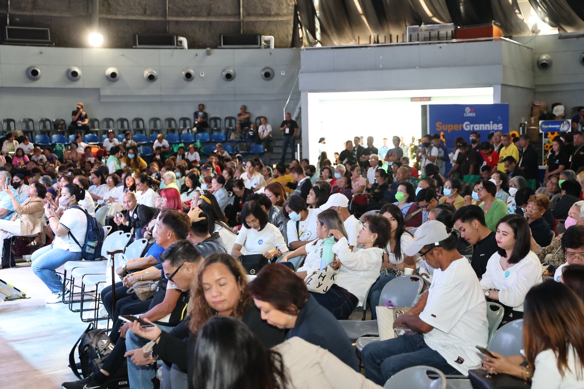 QCGov's tweet photo. Sa QC,pati ang ating mga lolo at lola,techie!
Naging katuwang ng QC Govt ang GlobeGroup sa paglulunsad ng programang"Teach Me How to Digi"#SeniorDigizen learning session para turuan ang seniorcitizens ng digital skills tulad ng pag-access sa platforms tulad ngGCash atKonsultaMD. https://t.co/VzM4pUQjlZ