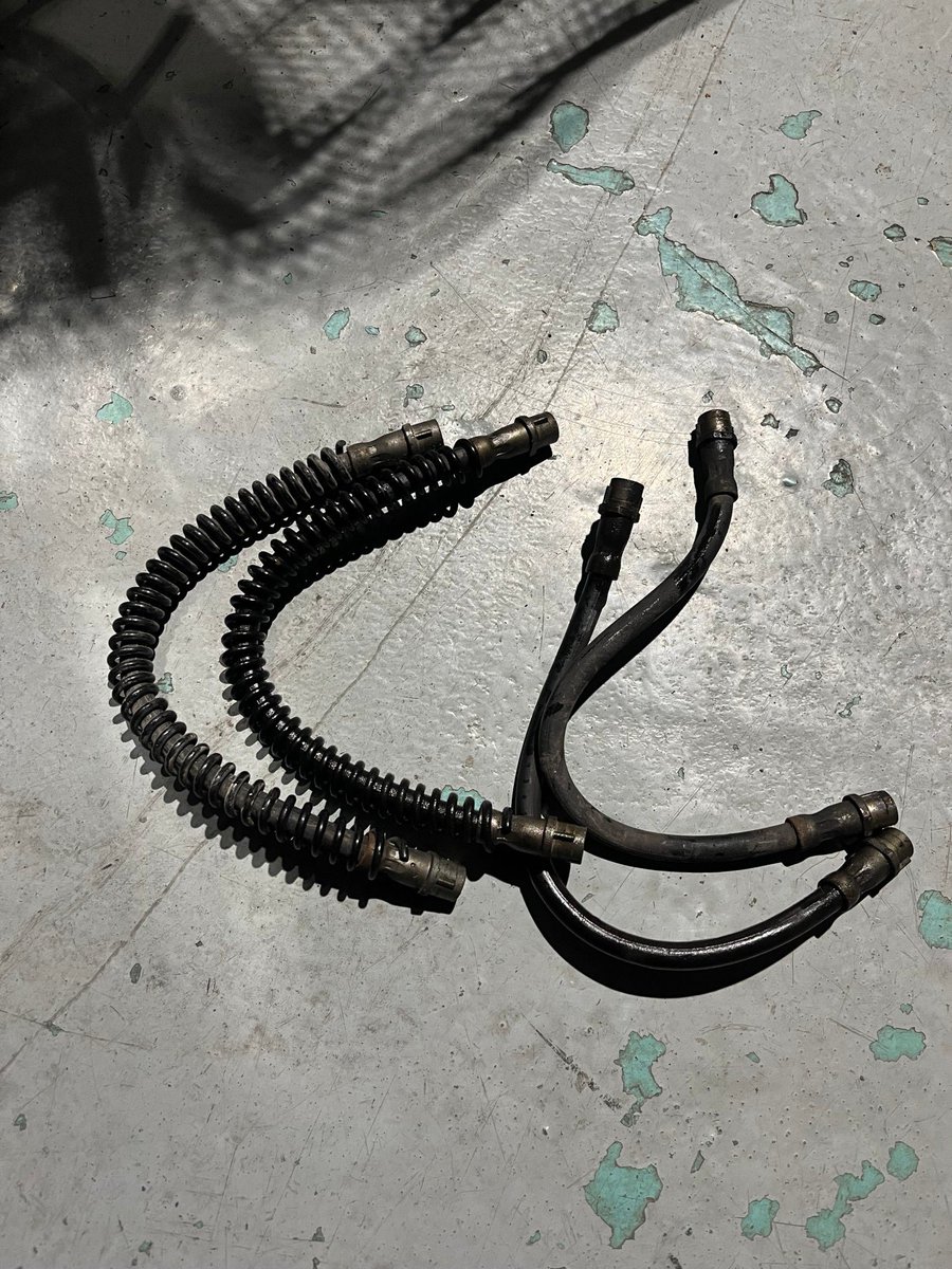 KMP_Porsche911's tweet photo. 996GT3RSはもう一つブレーキでも問題がありました。ブレーキフルードを交換する為にキャリパーから吸い出そうとしてもフルードが出てきませんでした。フルードタンクを見るとフルードがゼリーのように固まってました。ホースからはトコロテンが出てきました。
#intercrew #porsche #ブレーキ https://t.co/EV0iFIw2NQ