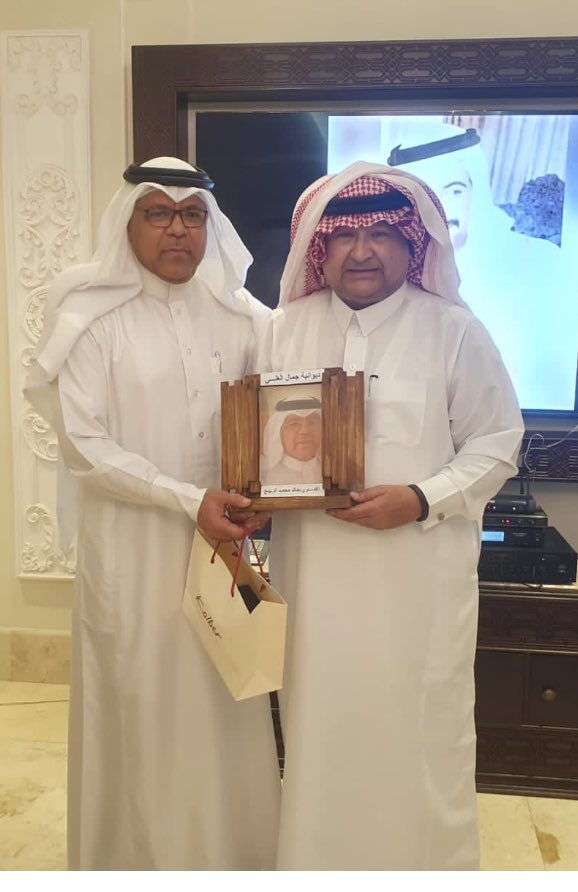 Hmood_khalid888's tweet photo. العم الشيخ جمال بن عبدالمجيد العلي يكرم الوالد خالد بن محمد الربيع في ديوانيته العامرة تكريماً وعرفاناً لجدي محمد مرضي الف شكر لرجل الوفاء والعطاء العم بو عبدالمجيد 🤍. https://t.co/bcVrNcjVk8