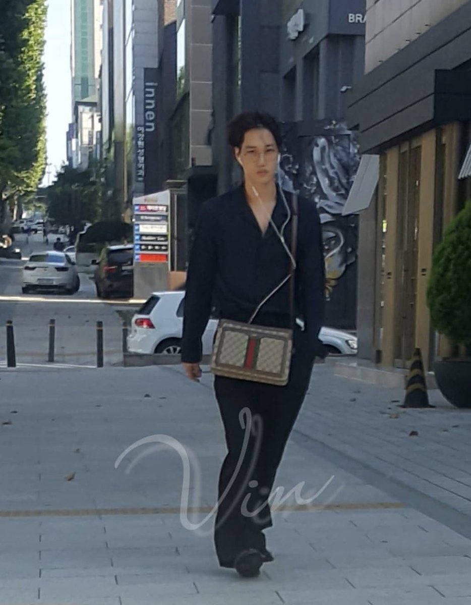MUSEKJI's tweet photo. this is how jongin looks on a regular day casually walking down the street. like this man is a born model https://t.co/zorBZiPz8q
