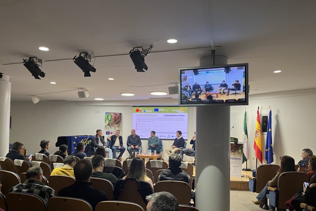 Mesa de debate sobre la situación del sector y los retos con @CoopsAgroHuelva, <a href="/Freshuelvaes/">Freshuelva</a>, <a href="/AgapaAndalucia/">Agencia de Gestión Agraria y Pesquera de Andalucía</a> y Fernando Delgado de <a href="/CanalUGR/">Universidad Granada</a>. Modera <a href="/Inmalopera/">Inma Lopera Martos</a> de <a href="/CoopsAgroAND/">Cooperativas Agro-alimentarias de Andalucía</a>