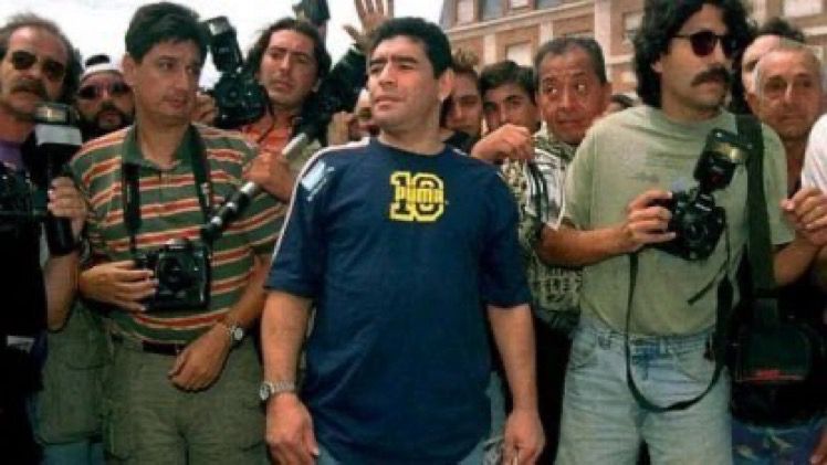 elgraficoweb's tweet photo. Cuando #Maradona puso el cuerpo en una de las tantas marchas, en este caso en Mar del Plata, tras el crimen de José Luis Cabezas, del que se cumplen 27 años https://t.co/g1pqQUyup7