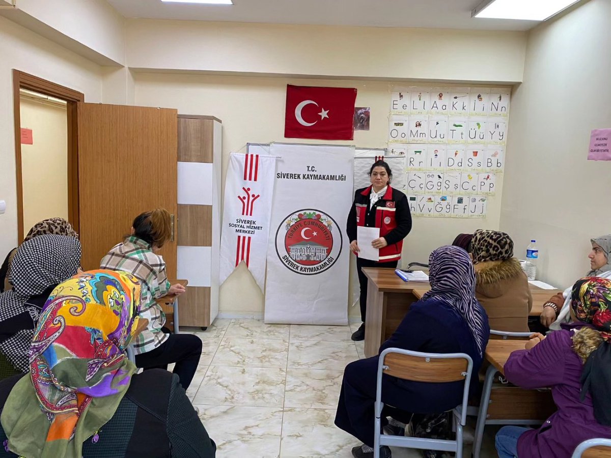 SHMSiverek63's tweet photo. Kaymakamlığımızın uhdesinde Sosyal Hizmet Merkezi Müdürlüğümüzün Eğitim Birimi tarafından 25.01.2024 tarihinde  UMUDA KAPI AÇIYORUM 
 HAYATA TUTUNUYORUM projesi kapsamında Siverek Kadın Kültür Merkezinde bağımlılıkla mücadele eğitim verilmiştir.@SanliurfaASH @siverekkaymakam https://t.co/O5KIgOL3w7