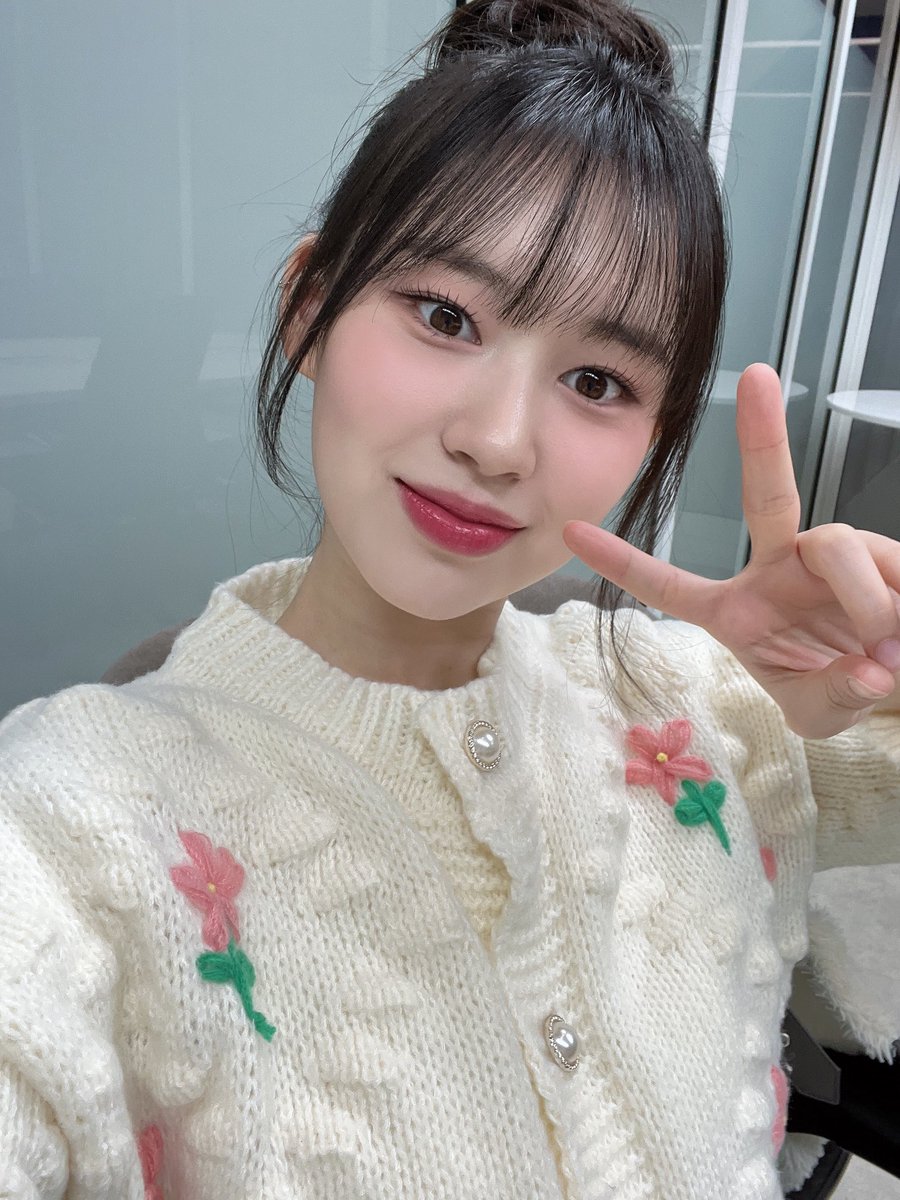 haerimfiles's tweet photo. weverse update! 🦊

“ i took selcas today✌🏻✌🏻i did a good job, right?!

#ELLY #엘리 #WEKIMEKI  #위키미키 https://t.co/DBkacSnOkU