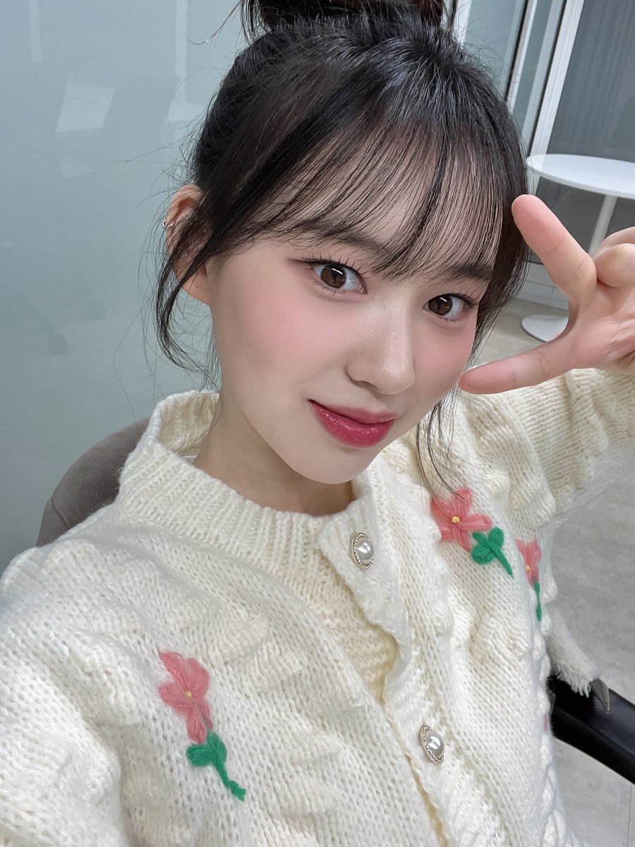 weverse update! 🦊

“ i took selcas today✌🏻✌🏻i did a good job, right?!

#ELLY #엘리 #WEKIMEKI  #위키미키