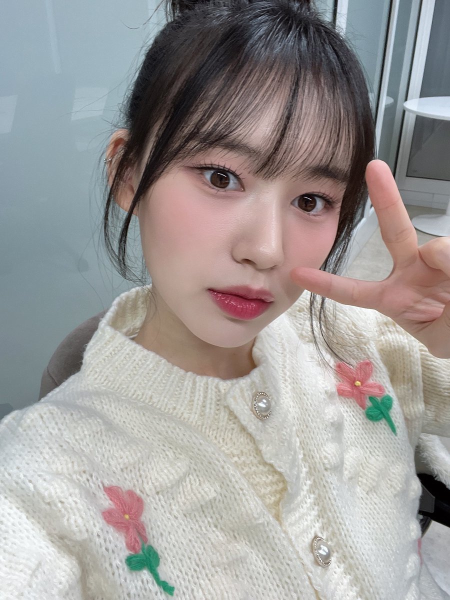 haerimfiles's tweet photo. weverse update! 🦊

“ i took selcas today✌🏻✌🏻i did a good job, right?!

#ELLY #엘리 #WEKIMEKI  #위키미키 https://t.co/DBkacSnOkU