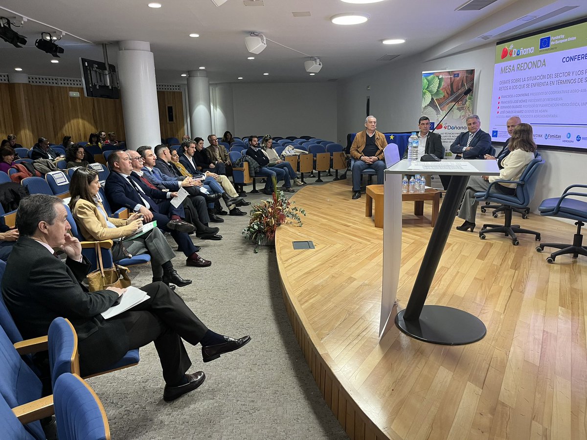 Discussion table on the situation of the sector and the challenges with @CoopsAgroHuelva, <a href="/Freshuelvaes/">Freshuelva</a>, <a href="/AgapaAndalucia/">Agencia de Gestión Agraria y Pesquera de Andalucía</a> and Fernando Delgado from <a href="/CanalUGR/">Universidad Granada</a>. Moderated by <a href="/Inmalopera/">Inma Lopera Martos</a> from <a href="/CoopsAgroAND/">Cooperativas Agro-alimentarias de Andalucía</a>