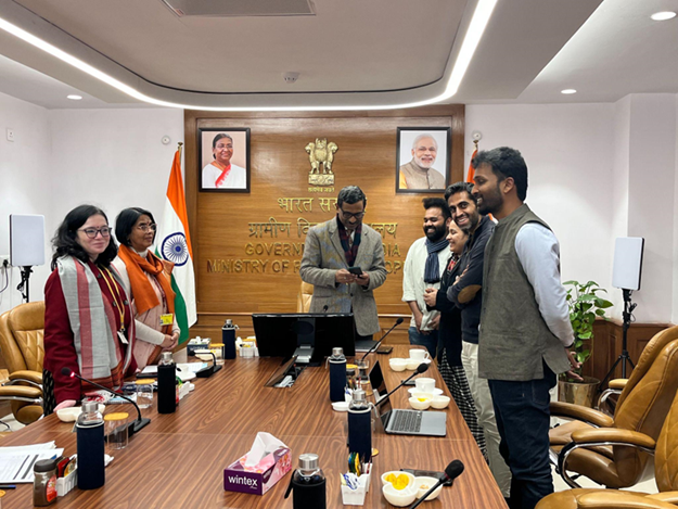 Secretary, @MoRD_GoI, Shailesh Kumar Singh, launched DAY-NRLM’s “SARATHI” app at Krishi Bhawan “SARATHI” app to be used as the national tech solution for the strategy for working with most vulnerable Read here: pib.gov.in/PressReleasePa…