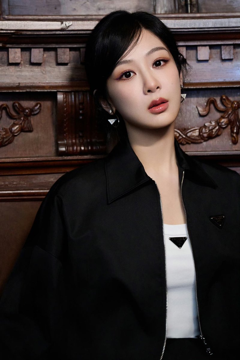 132_sg's tweet photo. Queen zi Studio posted more photos of her for @Prada Beauty livestream 💄 https://t.co/OS3x3ANTrq
