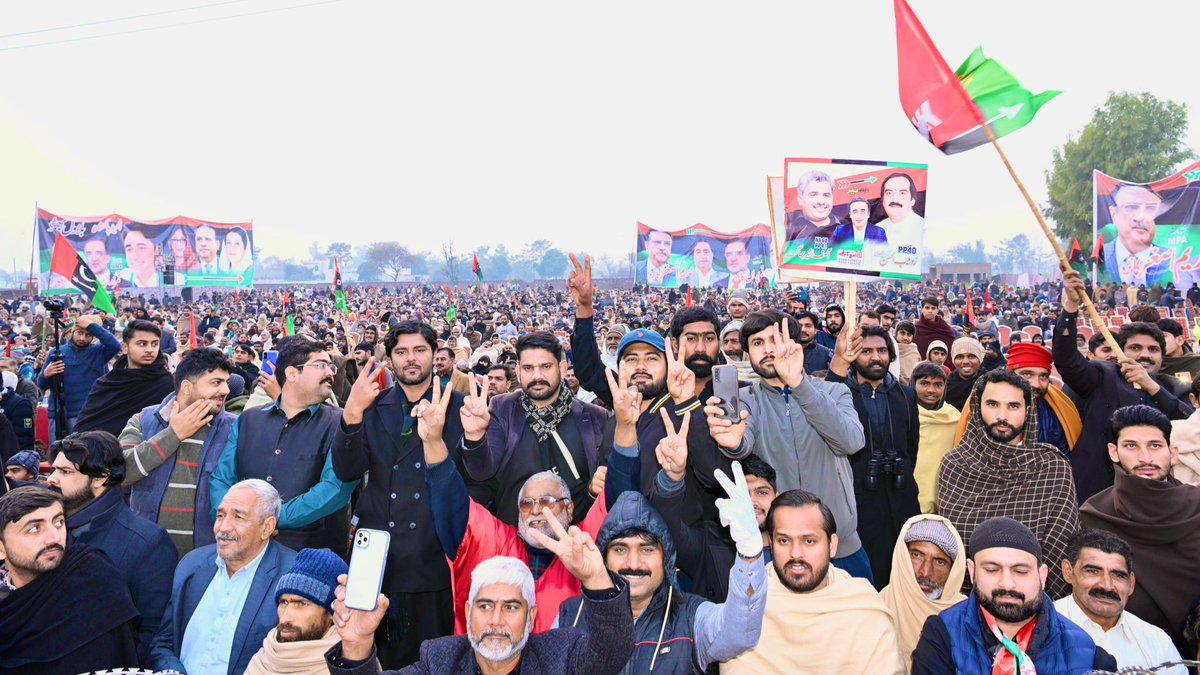 BBhuttoZardari's tweet photo. Our campaign is one built on a message of hope, progress, and prosperity for all. Our Awami Muashi Muahida is a promise of a better tomorrow. It will benefit farmers, protect laborers, empower women, uplift the poor, house the homeless, and unleash the potential of our youth. The people of Gujrat came out in great numbers today to endorse our promise. Vote ‘teer’ on 8th February and choose a government that will work for you 
#چنو_نئی_سوچ_کو