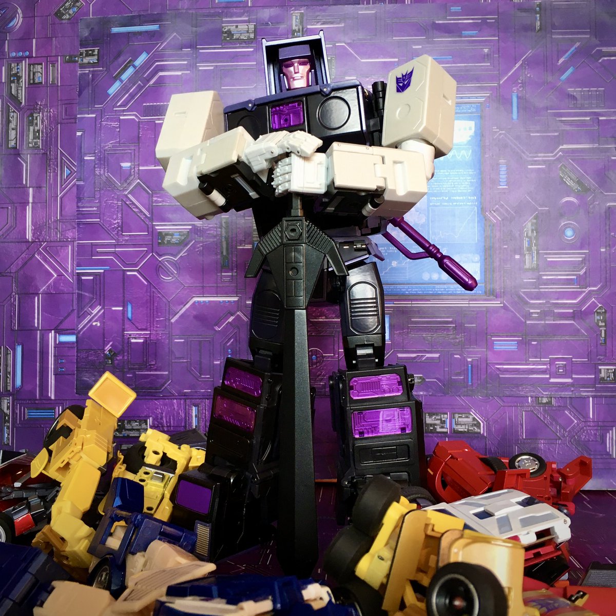 When you find out that the rest of your team hates your guts 😆

#throwbackthursday #tbt #Transformers #toys #Stunticons #Decepticons #Xtransbots