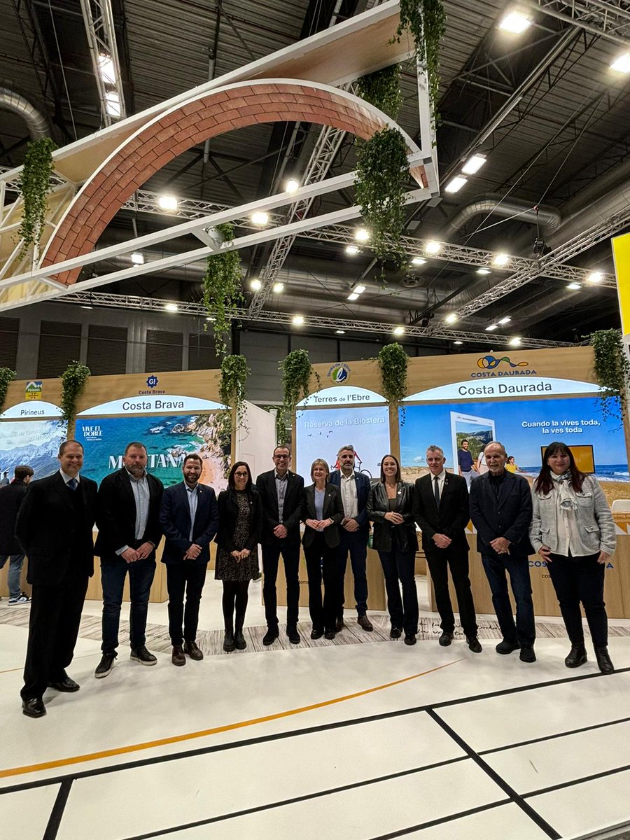 ATivissa's tweet photo. Tivissa present a la inauguració de@fiturmadrid. Amb les alcaldesses de la #MIDIT i de la mà del Patronat de Turisme de la @dipta_cat, #Tivissa continua apostant per la promoció del municipi i dels seus actius turístics. https://t.co/XOm7zT6Mjn