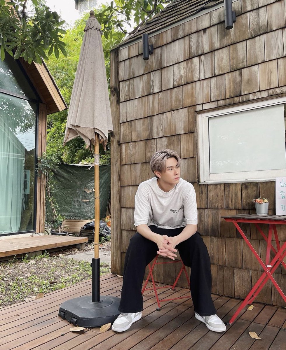 นจกกับกล้องไอโฟน ลุควัสดุแฟนหนุ่ม ดูจับต้องได้ ยอดไลก์ 40K++ คนเขาชอบรูปฟีลนี้กันสินะ 😹