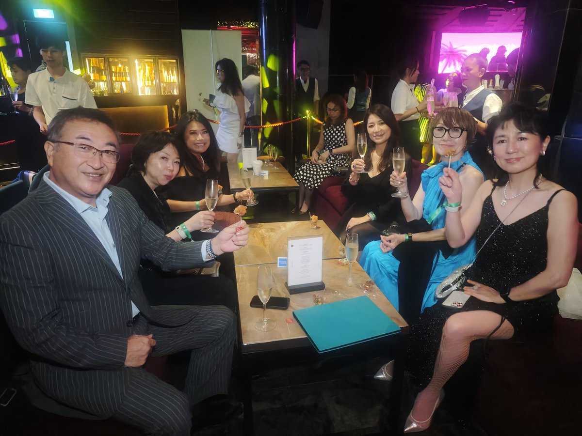 VyvoSocialFi's tweet photo. Imagine sipping on your cocktail while surrounded by the breathtaking Singapore skyline. The city lights dancedancing in celebration of the epic night ahead. 🏙️🌟
#PrestigeClub2024 #LuxuryLifestyle #welcomecocktail
#vGenInfluencers https://t.co/4GZYQou10j