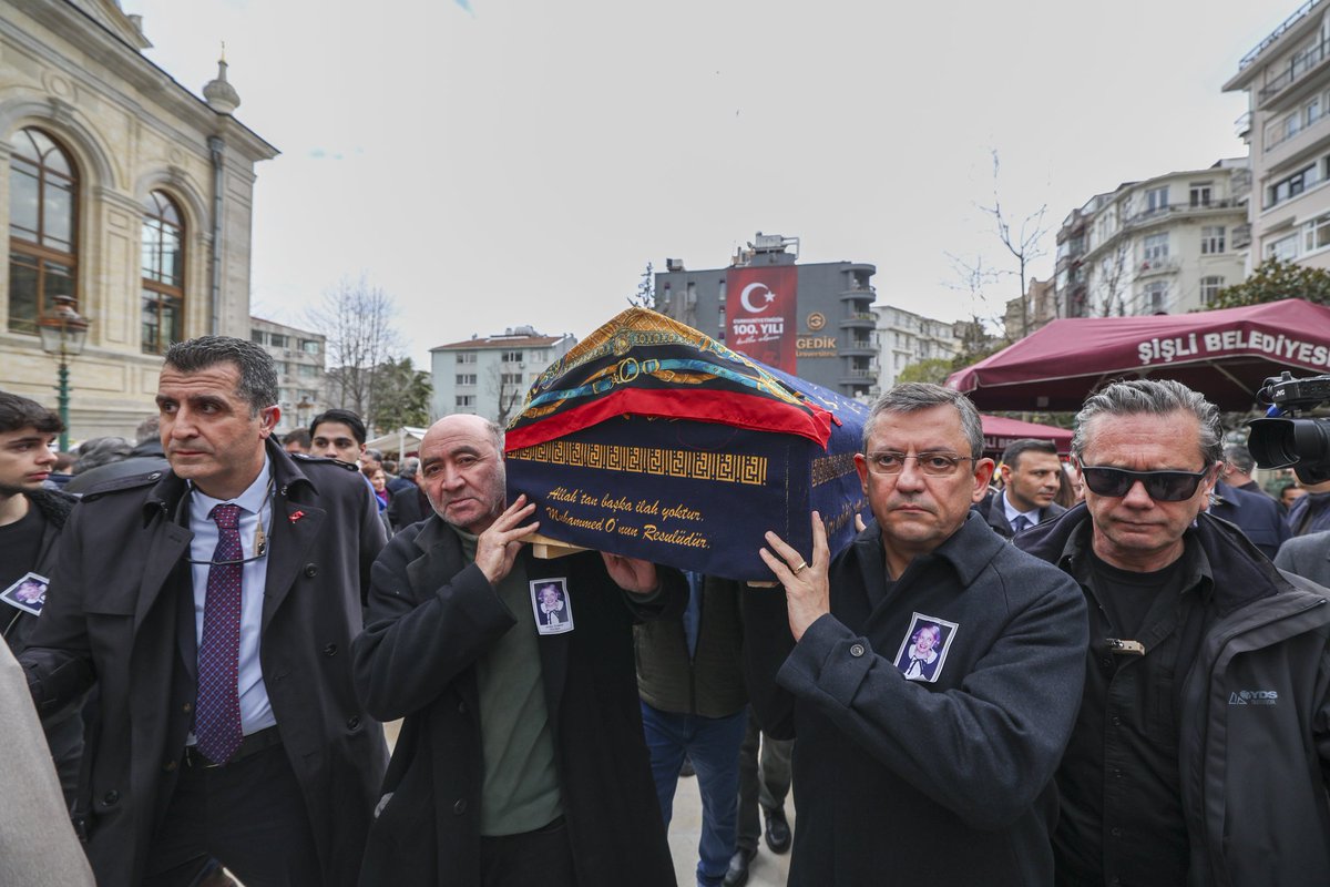 Genel Başkanımız Sayın Altan Öymen'in yaşamını yitiren değerli eşi Aysel Öymen için düzenlenen cenaze törenine katılarak, başsağlığı dileklerimizi ilettik.