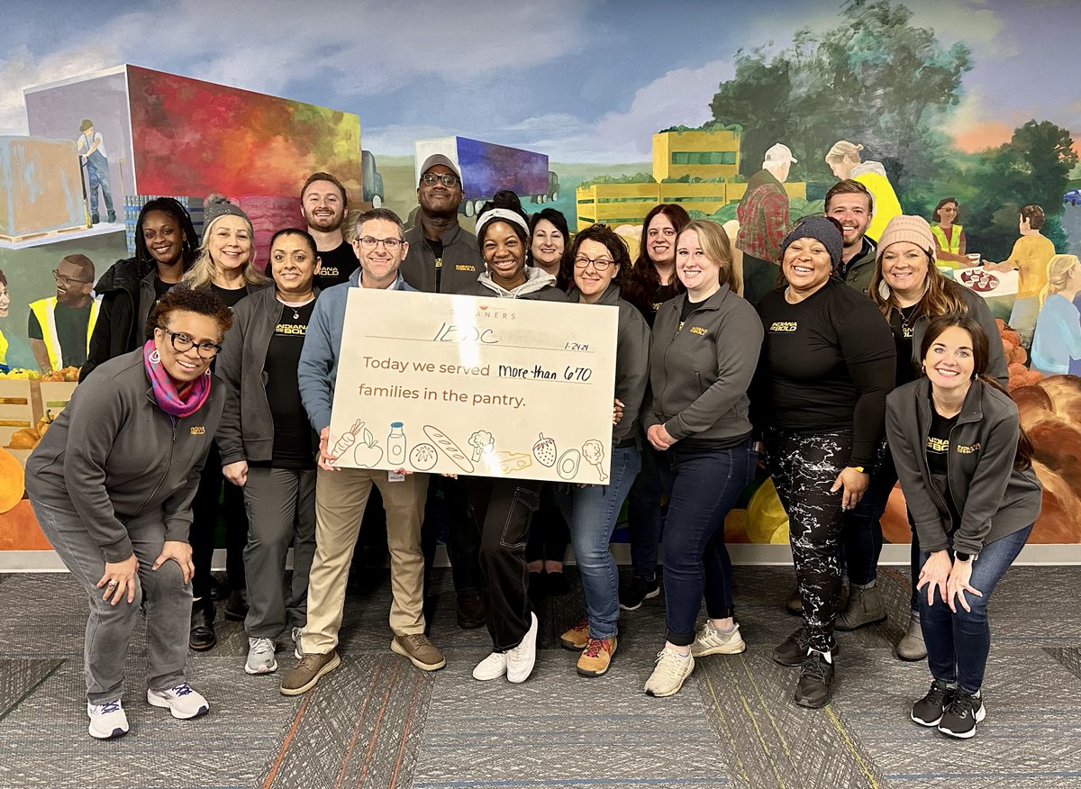 Indiana_EDC's tweet photo. Great to get out of the office and do good for fellow Hoosiers!
 
Yesterday afternoon, the IEDC team helped @GleanersFBIndy with its drive-through pantry in Indianapolis.
 
Interested in volunteer opportunities with @Gleaners? Learn more here: https://t.co/stx1nar2FC

#volunteer https://t.co/YHXtzGxrXy