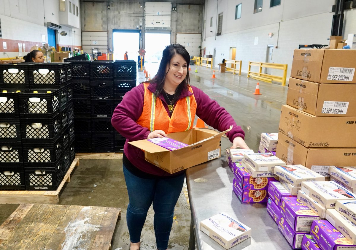 Indiana_EDC's tweet photo. Great to get out of the office and do good for fellow Hoosiers!
 
Yesterday afternoon, the IEDC team helped @GleanersFBIndy with its drive-through pantry in Indianapolis.
 
Interested in volunteer opportunities with @Gleaners? Learn more here: https://t.co/stx1nar2FC

#volunteer https://t.co/YHXtzGxrXy