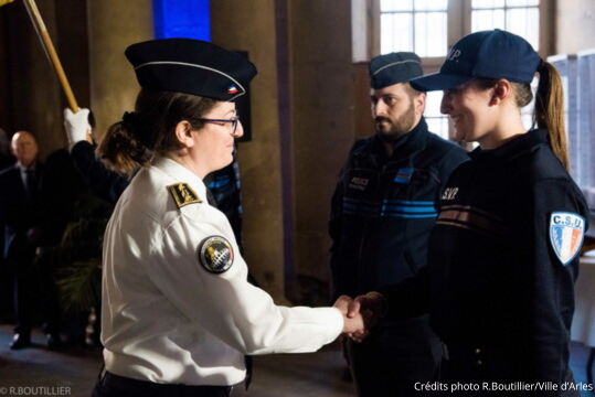 Hier, journée à <a href="/VilleArles/">Ville d'Arles</a> où <a href="/prefpolice13/">Préfète de police déléguée des Bouches-du-Rhône</a> coprésidait le conseil local de prévention de la délinquance avec <a href="/CarolisPatrick/">Patrick de Carolis</a> 
Renforts de👮‍♂️, de moyens &amp; coopération efficace: les efforts produisent des effets 
🟢📉de 20% des atteintes aux biens
🟢3 fois + de trafiquants arrêtés