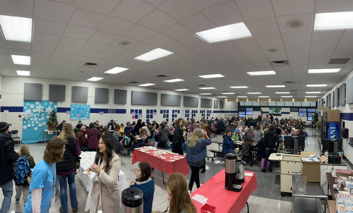 rwoodrow8's tweet image. Cozy Up W/ Cookies &amp;amp; Hot Cocoa this week. Thank you to  the many Staff and Students for putting on great event. #glcsryan #gogulllakecs