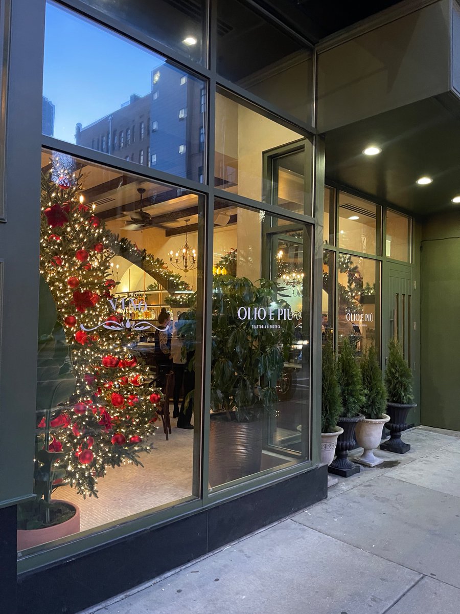 SpeedProChiLoop's tweet image. Experience the taste of Italy at Olio E Piu! 🇮🇹🍝 Visit them in the heart of River North for the finest Italian cuisine and an unforgettable dining experience. Plus, don&apos;t miss our stunning graphics, adding an elegant touch to the grand opening just in time for the holidays. 🍷