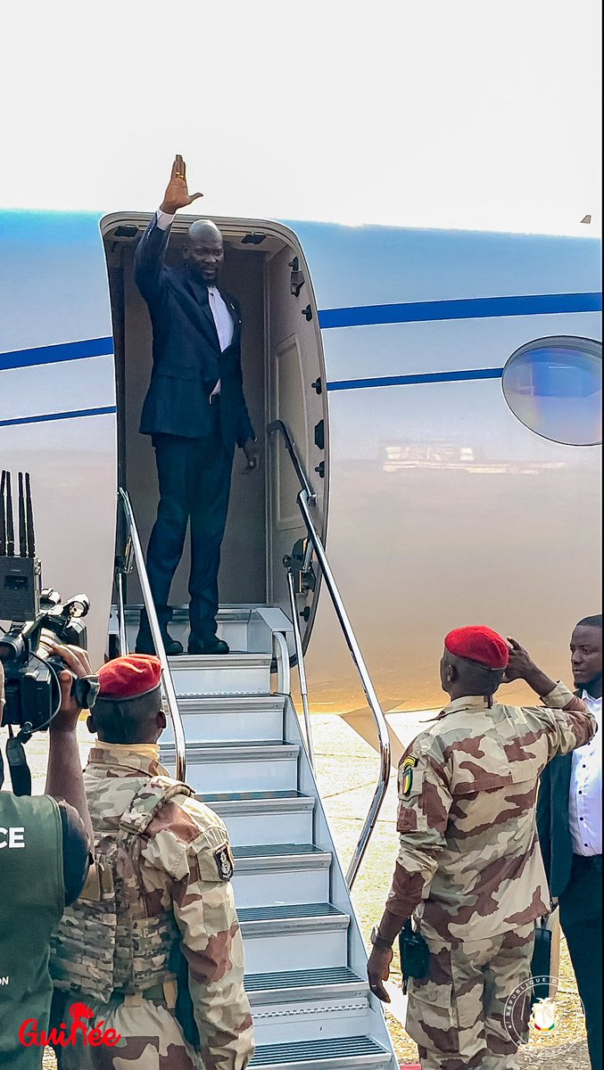 presidencegn's tweet photo. 𝗩𝗶𝘀𝗶𝘁𝗲 𝗱𝗲 𝘁𝗿𝗮𝘃𝗮𝗶𝗹 𝗲𝘁 𝗱'𝗮𝗺𝗶𝘁𝗶𝗲́ : 𝗹𝗲 𝗣𝗿𝗲́𝘀𝗶𝗱𝗲𝗻𝘁 𝗱𝗲 𝗹𝗮 𝗥𝗲́𝗽𝘂𝗯𝗹𝗶𝗾𝘂𝗲, 𝗦.𝗘. 𝗠𝗮𝗺𝗮𝗱𝗶 𝗗𝗼𝘂𝗺𝗯𝗼𝘂𝘆𝗮, 𝗲𝗻 𝗿𝗼𝘂𝘁𝗲 𝗽𝗼𝘂𝗿 𝗞𝗶𝗴𝗮𝗹𝗶

Officiellement invité par son homologue rwandais, S.E. @PaulKagame, le Chef de l’État, S.E. Mamadi Doumbouya, est arrivé à l'Aéroport International Ahmed Sékou Touré de Conakry aux environs de 09h en vue de son départ à destination de Kigali pour une visite de travail et d'amitié.

➡️ https://t.co/oEE11RlhTP

DCI-PRG