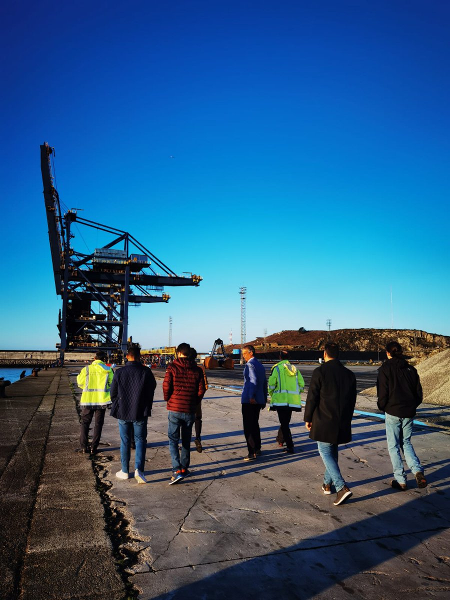 ITERtenerife's tweet photo. 🚢También se visitó el puerto exterior de #ferrol para conocer de cerca sus operaciones y oportunidades para la #Descarbonización.
���Uno de los puertos, junto a Granadilla en Tenerife y Leixões en Oporto, donde se desarrollarán proyectos piloto en el marco de #ENEPORTS.
🧵2/3 https://t.co/oCPsXHCMIx