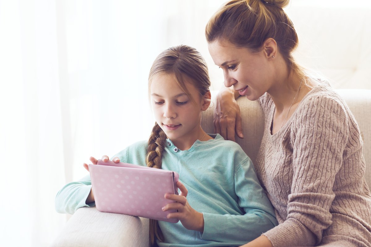 Understanding your child’s #digital world is challenging 🧠 From trying out their favourite tech to having a chat about digital issues, there are plenty of things you can do to keep your child safe. Take a look at our ten-point #safety checklist, here: bit.ly/3vk7Bln📝