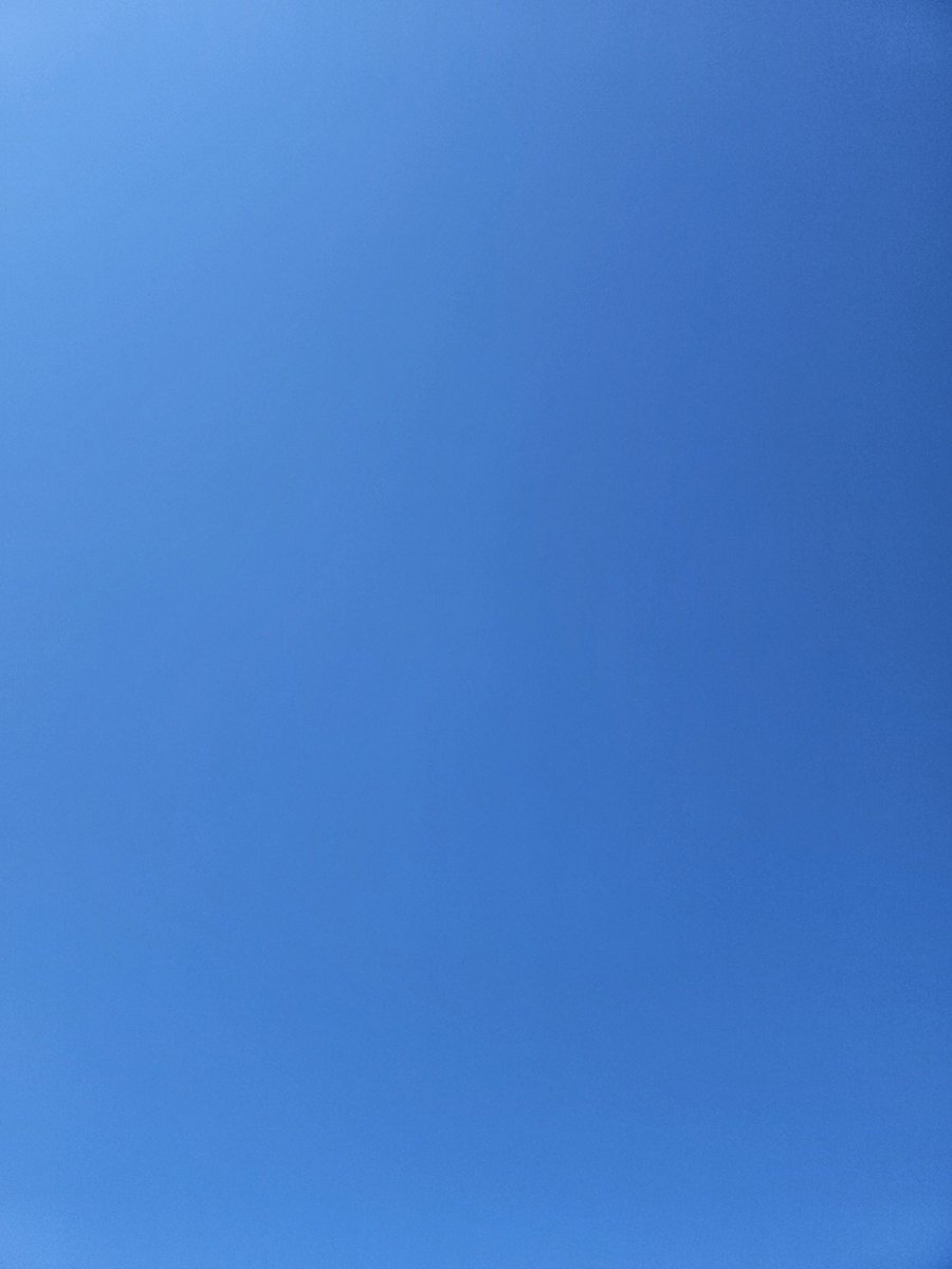DoKyungLoey's tweet photo. chanyeol enviándonos fotos del cielo y la luna, es el más lindo🥹🤍 https://t.co/9QFDBfti9m