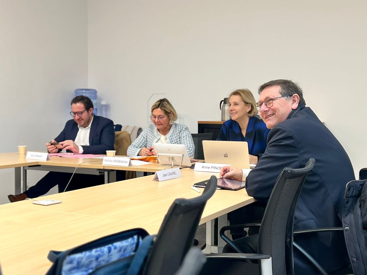 drobinoha59's tweet photo. ✅ Commission Affaires sociales et familiales en mode visio et présentiel en direct de la @region_hautsdefrance.
✅ Santé, Formations Sanitaires et Sociales, Solidarités, Vie associative, … délibérations proposées aux votes lors des instances de la #regionhdf ! https://t.co/DIK28XI08t