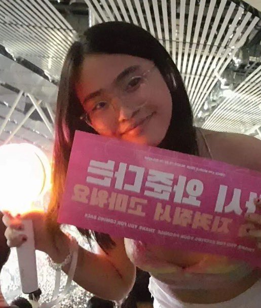 winyangxart's tweet photo. need help looking for this girl po need to ask some questions related to scamming thank you pls rt 😭 https://t.co/MbJice8McC