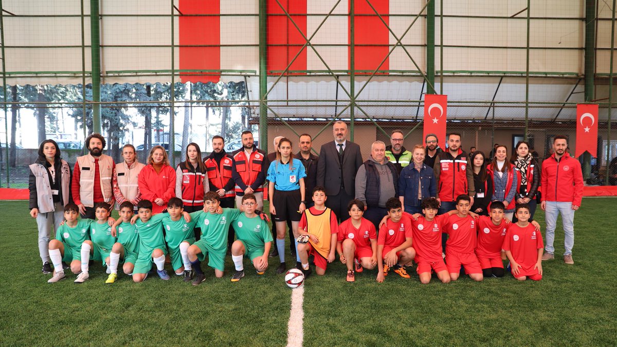 Hatay’da konteyner kentte kalan öğrencilere motivasyon olması amacıyla; Aile ve Sosyal Hizmetler İl Müdürlüğü ile Gençlik ve Spor İl Müdürlüğünün düzenlemiş olduğu turnuvaya öğrencilerimize @adidas ile krampon hediye ederek destek olduk. Turnuvanın ilk gününde öğrencilerimize…