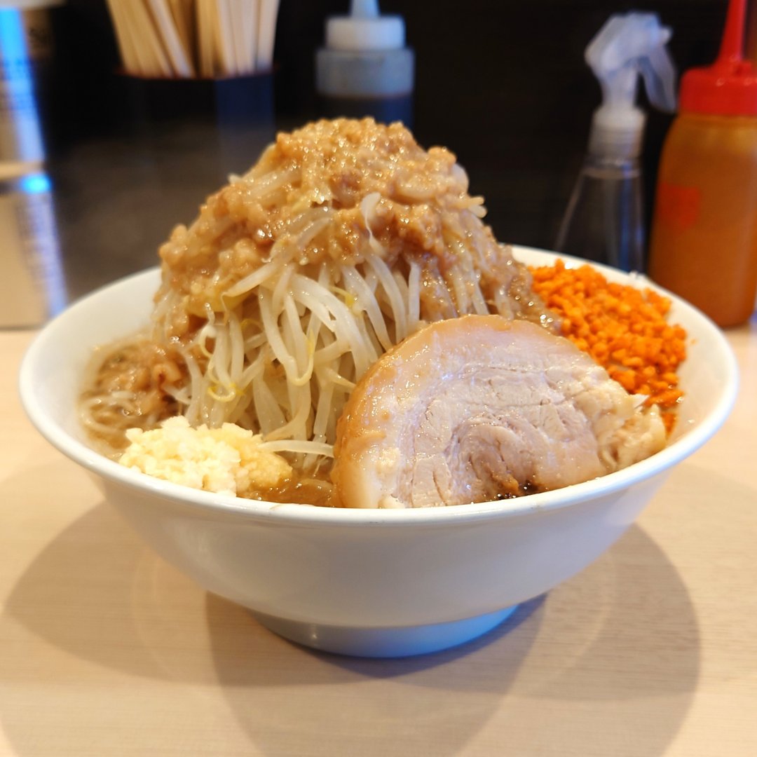 ramen__engineer's tweet photo. 店名：#ラーメン鷹の目 蒲田店
メニュー：ラーメン(小)300g 930円（コール：全部）

二郎インスパイア系で超人気店「千里眼」の姉妹店で、2019年4月蒲田にオープン🍜
程よく乳化した濃厚スープにワシワシ麺の相性が最高でした✨

詳しい情報はブログへ↓
https://t.co/xLkXepl74o https://t.co/fOPRuwIE49