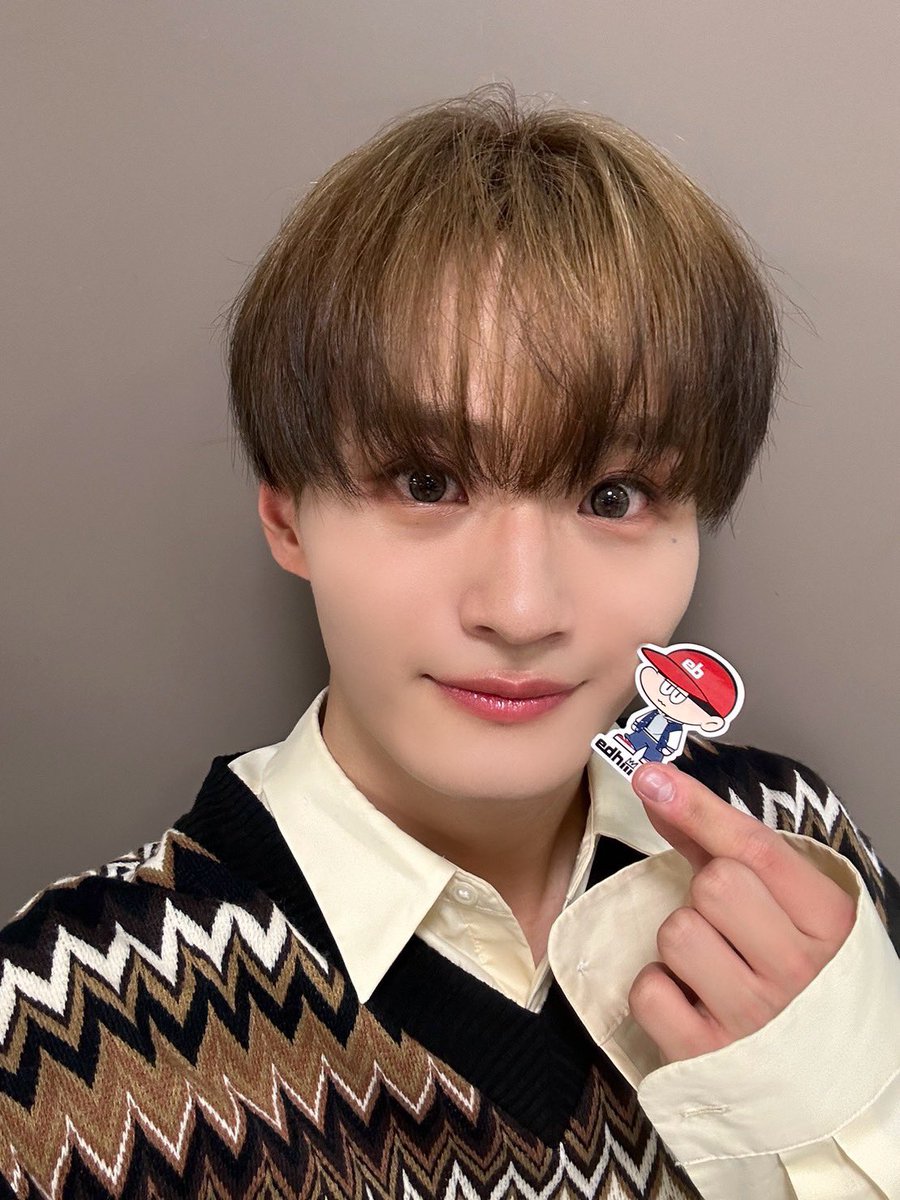 寺尾香信] やっほー香信です！ 実はCDTVでステッカー頂きました