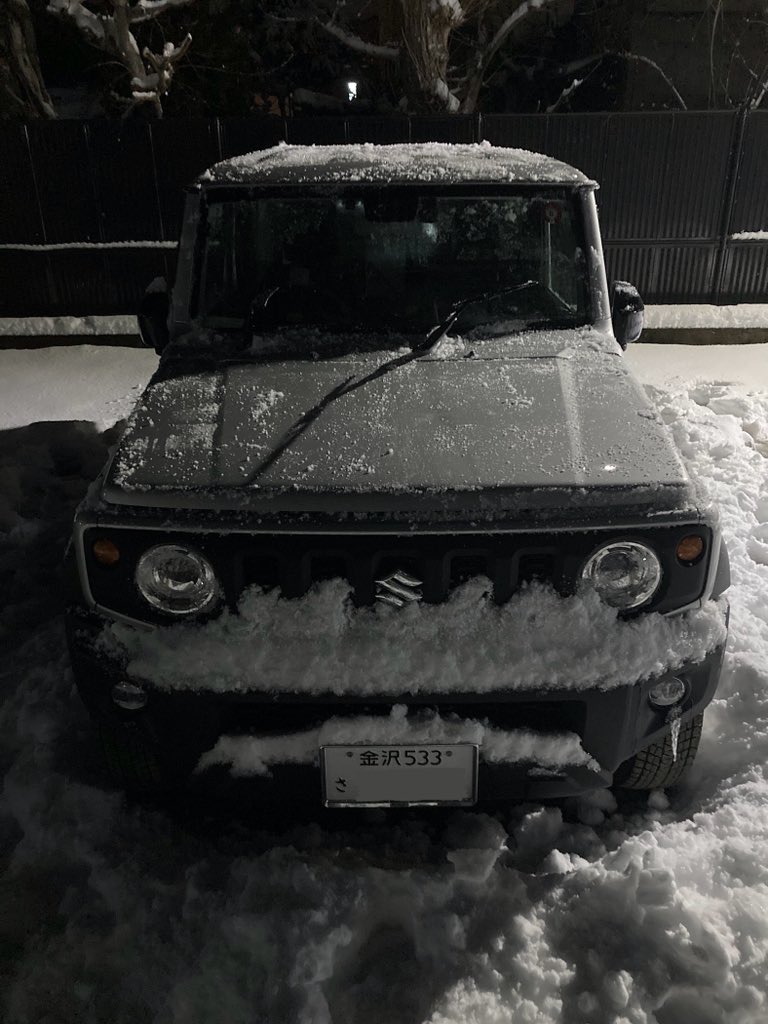 JJb74w's tweet photo. 昨日の #シエラさん #雪だるま⛄️
#ジムニー #シエラ #BS #BLIZZAK #DMV1 195/80R15 96Q
未舗装路 積雪15cm〜20cm
2Hだと滑る
4Hだと楽々👍
(総天然色写真❣️)
#モノクロに見える写真
#ジムニー #シエラ #Sierra #JB74W
#シルバージムニー https://t.co/37kHyHDO0j