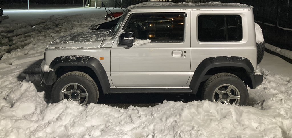 JJb74w's tweet photo. 昨日の #シエラさん #雪だるま⛄️
#ジムニー #シエラ #BS #BLIZZAK #DMV1 195/80R15 96Q
未舗装路 積雪15cm〜20cm
2Hだと滑る
4Hだと楽々👍
(総天然色写真❣️)
#モノクロに見える写真
#ジムニー #シエラ #Sierra #JB74W
#シルバージムニー https://t.co/37kHyHDO0j