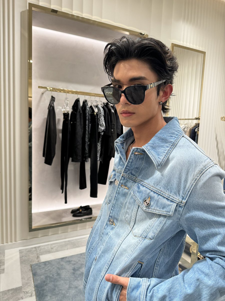ZZocial's tweet photo. เดี๋ยวเราจะมีเบื้องหลังของสองหนุ่ม ที่มามางาน @Versace เป็นครั้งแรก ติดตามได้ที่ Tik Tok Z.Zocial #VERSACExNetJames https://t.co/sqfXTPp1Wi