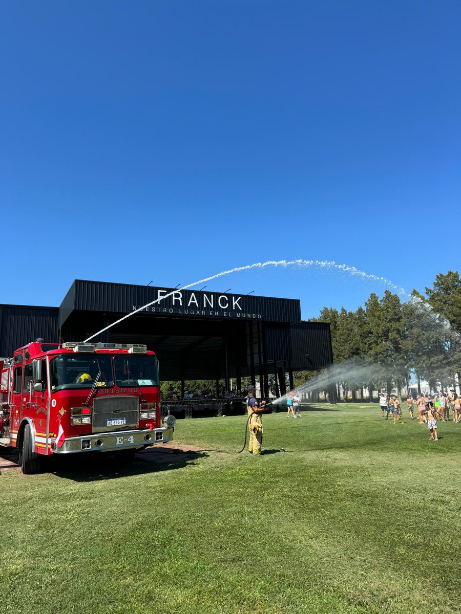 ComunadeFranck's tweet photo. Las niñas y niños de VACACIONARTE y concurrentes del Centro de Día "Senderos", disfrutaron de una hermosa mañana en el Polideportivo Comunal, junto a los Bomberos Voluntarios de Franck. 🚒👨‍🚒💧🚿.

Gracias a Bomberos por participar de esta divertida jornada. https://t.co/qdgJ3oqGsJ