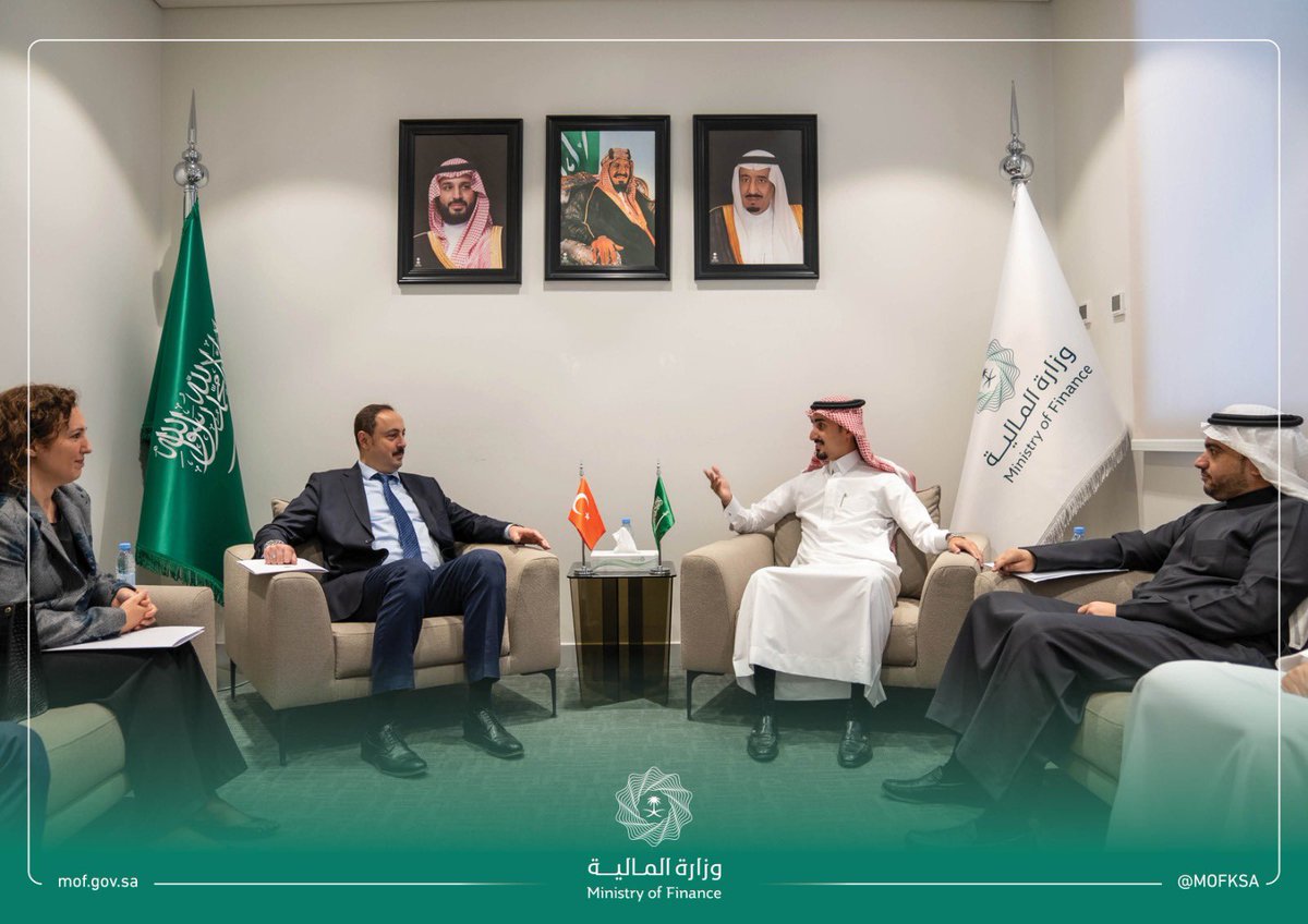 MOFKSA's tweet photo. التقى وكيل #وزارة_المالية للعلاقات الدولية الدكتور رياض الخريّف، بمقر الوزارة اليوم سفير جمهورية #تركيا لدى المملكة السيد فاتح أولوصوي وتم خلال اللقاء مناقشة آفاق التعاون الاقتصادية المشتركة بين البلدين وسبل تعزيزها، كما تم استعراض الموضوعات ذات الاهتمام المشترك.                                                           

The #Saudi Deputy Minister of Finance for International Relations, Dr. Ryadh Alkhareif met today with the Ambassador of the Republic of Turkey to #Saudi_Arabia, Mr. Fatih Ulusoy, in Riyadh. They discussed joint economic relations between the two nations and explored avenues for further collaboration, as well as topics of common interest.