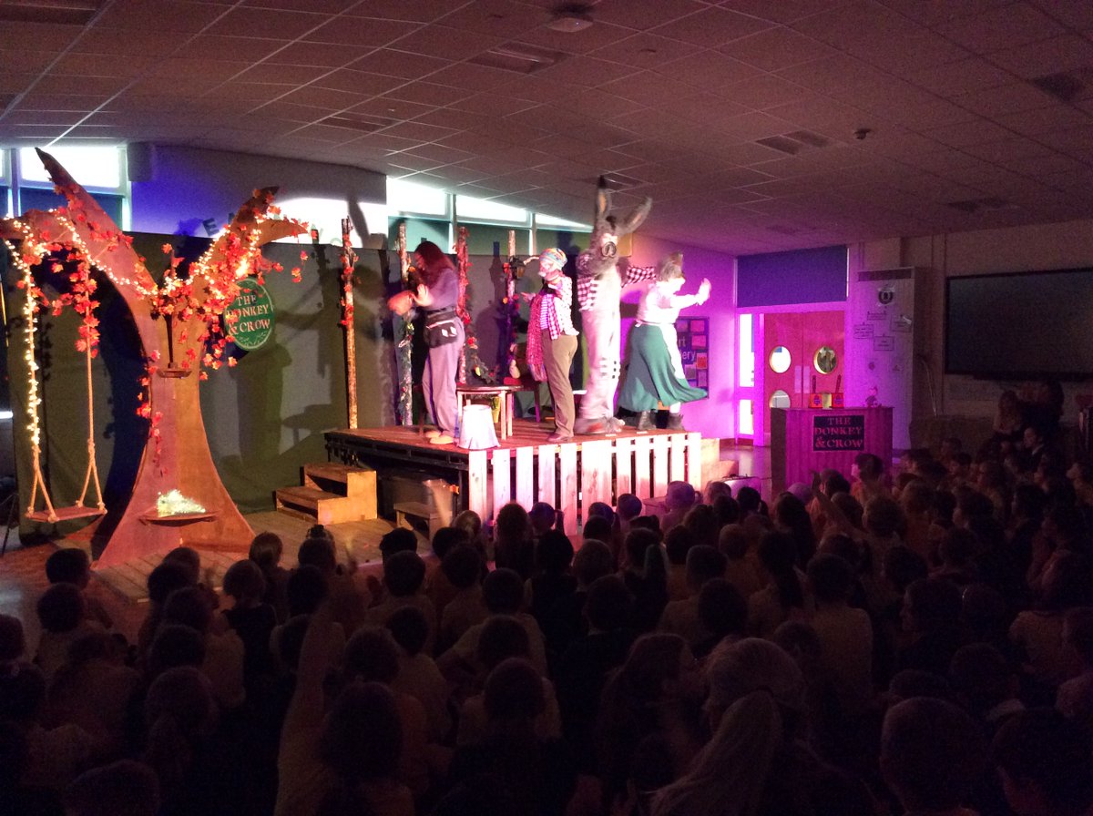 Thank you to #OldhamTheatreWorkshop for coming to school today to perform The Wrong Reindeer. The comments from the pupils and staff were overwhelmingly positive. 'It was the best thing we have ever seen!!!'👏👏👏👏👏