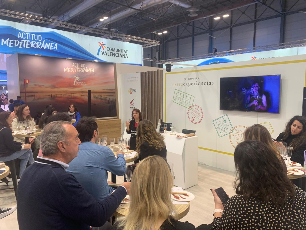 👉Hoy hemos disfrutado, en el stand de Extremadura en #fitur2024 , de la experiencia "A cava con jamón".

🥂Una #cata con Cati and Birds Tours donde el público ha podido conocer más acerca de los cavas de nuestra tierra, maridado con el mejor jamón de #Extremadura.

<a href="/fitur_madrid/">FITUR</a>