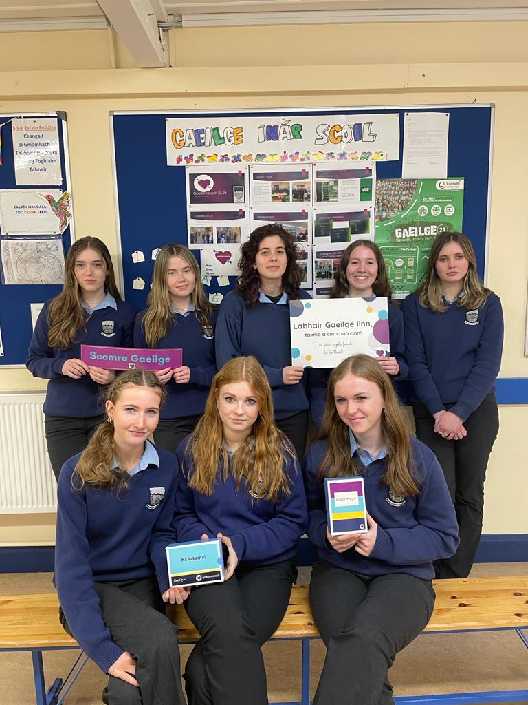 ColaisteChomain's tweet photo. Gabhaimid buíochas le Dean ó @Gaelbhratach10 a thug cuairt ar ár gCoiste Gaeilge maidin inné. Táimid thar a bheith buíoch as ucht a chomhairle agus a threoir.  #GCRGaeilgeTharBarr https://t.co/qu30T3GLbD