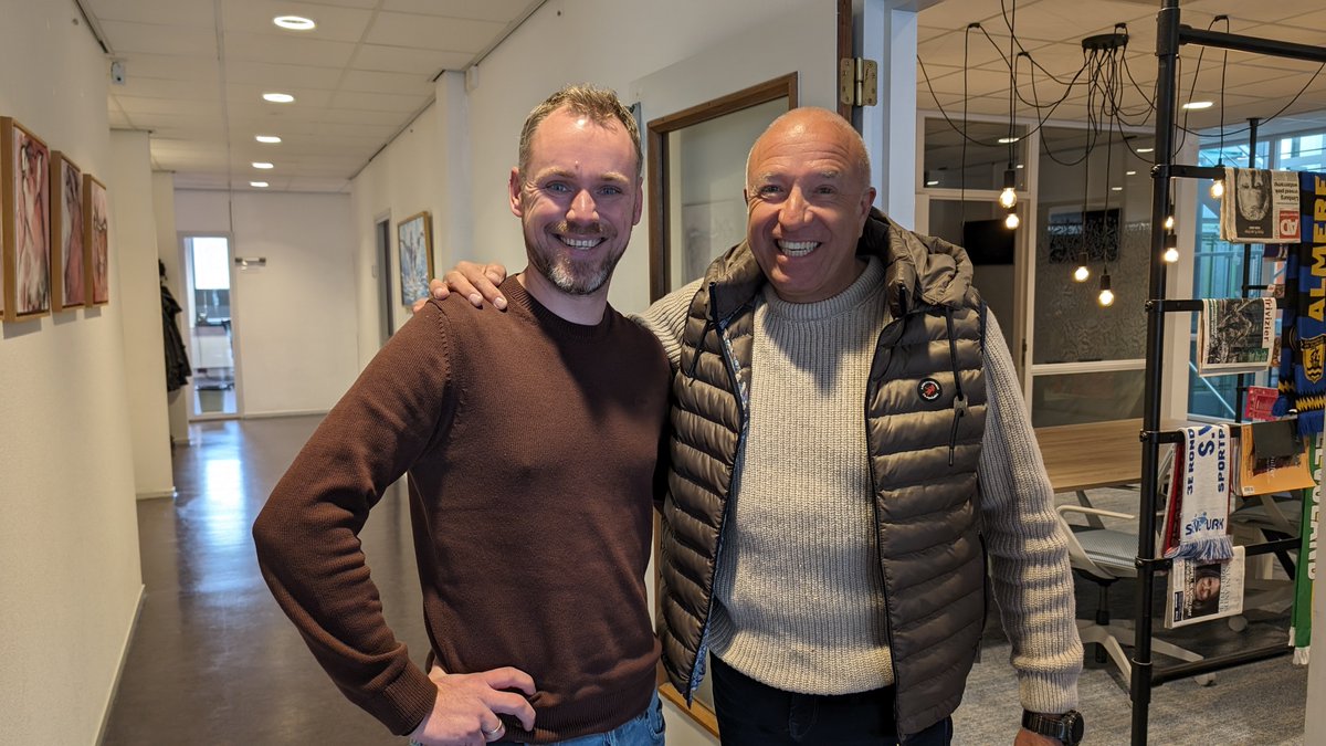 ariemeijer's tweet photo. Wat leuk! Kom je op je werk, loop je @tomcoronel tegen het lijf. Hij kwam bij de omroep vertellen over zijn theatershow 'Het Grote Race Circus 2'. Bedankt voor de foto Tom! https://t.co/FOxa3gBPbp