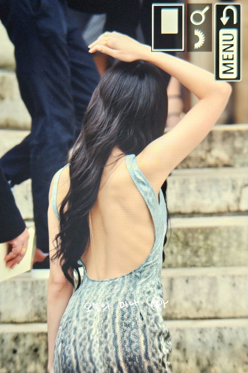 godmitzu's tweet photo. MINA'S BACK OF THE YEAR

#FendiCoutureSS24xMINA #FENDIxMINA https://t.co/vCDxVVdDwd