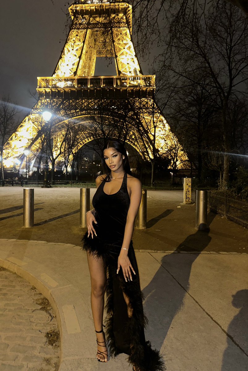 sharjadaa's tweet photo. Birthday in Paris 💕 https://t.co/fJ5azYTSYI
