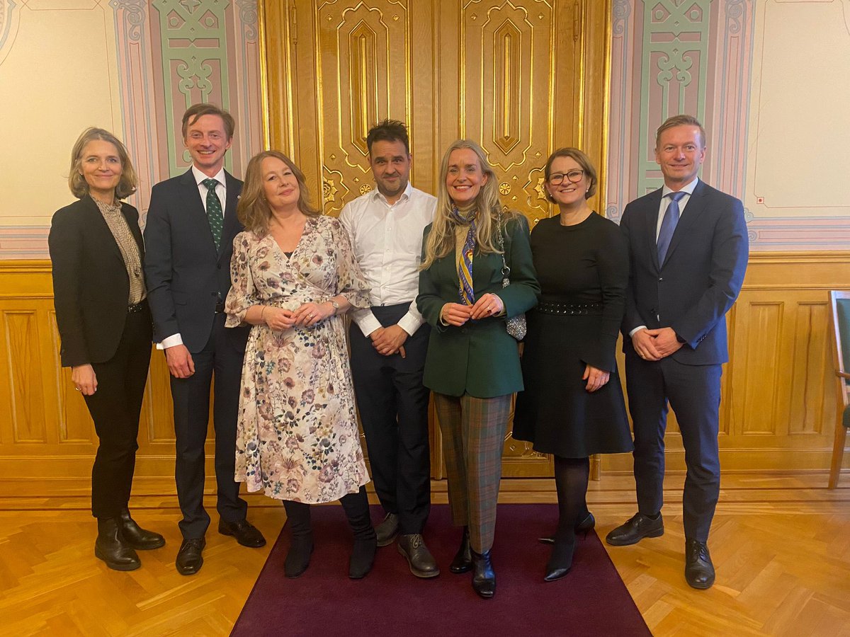 Louise Bang Jespersen (@dkambnorway) on Twitter photo Gratulerer “Norsken, Svensken, Dansken”, @hildesandvik, Åsa Linderborg & <a href="/hassanpreisler/">Hassan Preisler</a>, med Foreningen Nordens sprogpris 2024. En stor og meget velfortjent anerkendelse! Tak til <a href="/ForNorden/">Foreningen Norden</a> for kontinuert at sætte det vigtige fokus på styrket nordisk sprogforståelse. 🇩🇰🇳🇴🇸🇪🇫🇮🇮🇸 Gratulerer “Norsken, Svensken, Dansken”, @hildesandvik, Åsa Linderborg & <a href="/hassanpreisler/">Hassan Preisler</a>, med Foreningen Nordens sprogpris 2024. En stor og meget velfortjent anerkendelse! Tak til <a href="/ForNorden/">Foreningen Norden</a> for kontinuert at sætte det vigtige fokus på styrket nordisk sprogforståelse. 🇩🇰🇳🇴🇸🇪🇫🇮🇮🇸