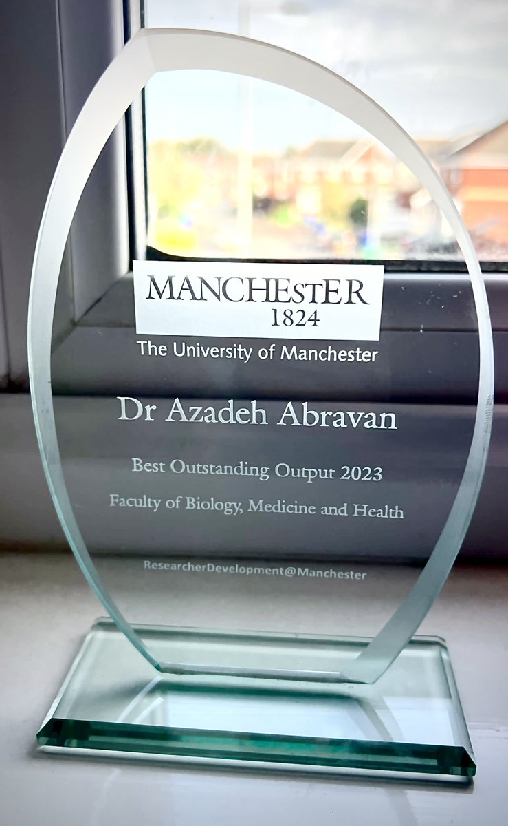 A massive congratulations to our very own Dr @AzadehAbravan who has received the staff excellence award for the 'Best Outstanding Output' category in the Faculty of Biology Medicine and Health at @OfficialUoM 👏 So great to see her Radiation Oncology work being recognised 🙌