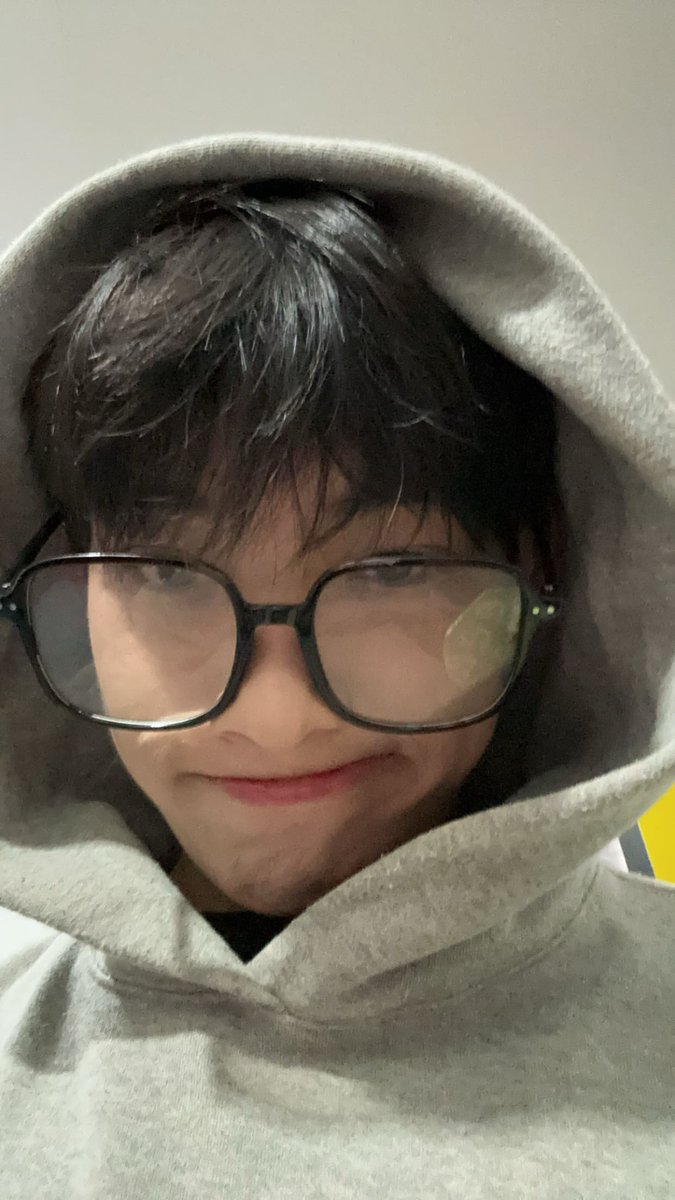 AJAAofc's tweet photo. #DumplingSelcaDay hi🤓

#AJAA_AXL #13thWithAxl https://t.co/zfKouDQHyV