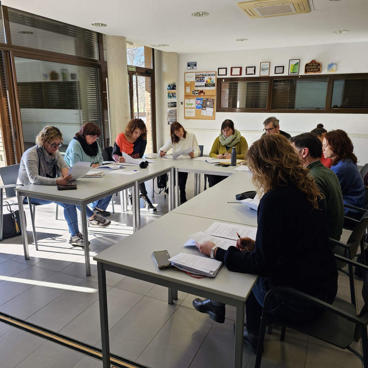 Posem en marxa la comissió per lluitar contra l'absentisme escolar. Avui s'ha fet la primera trobada d'aquest òrgan format per la comunitat educativa, l'inspector de zona, serveis socials, la regidora d'Educació <a href="/meritxell781/">meritxellnovillo</a>   i l'alcaldessa <a href="/MontseDeLaLlave/">Montse De La Llave</a>.