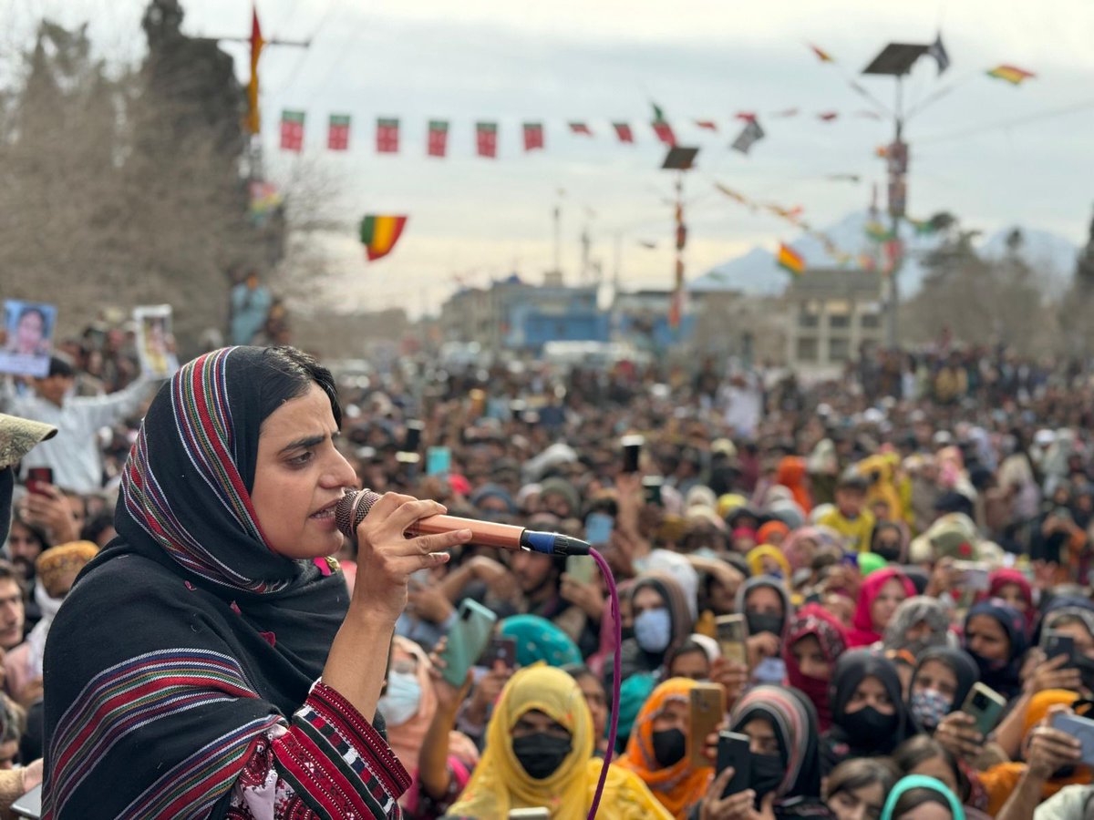 AuratMarchKHI's tweet photo. The intimidation &amp; harassment by the establishment in Islamabad hasnt stopped this incredible struggle led by Baloch Women. Thousands present in Quetta to protest enforced disappearances, extrajudicial killings. Feminist salam &amp; solidarity!
#MarchAgainstBalochGenocide https://t.co/17XeZAaLGX