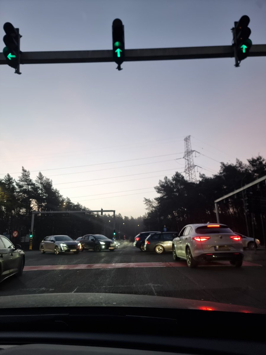 SemihLeo's tweet photo. @PolitieCARMA is dit niet strafbaar? Ik heb letterlijk 4 keer niet kunnen doorrijden.. Dit gebeurd bijna elke dinsdag/donderdag op de kruispunt wiemesmeerstraat-europalaan https://t.co/bdLwW75l4I